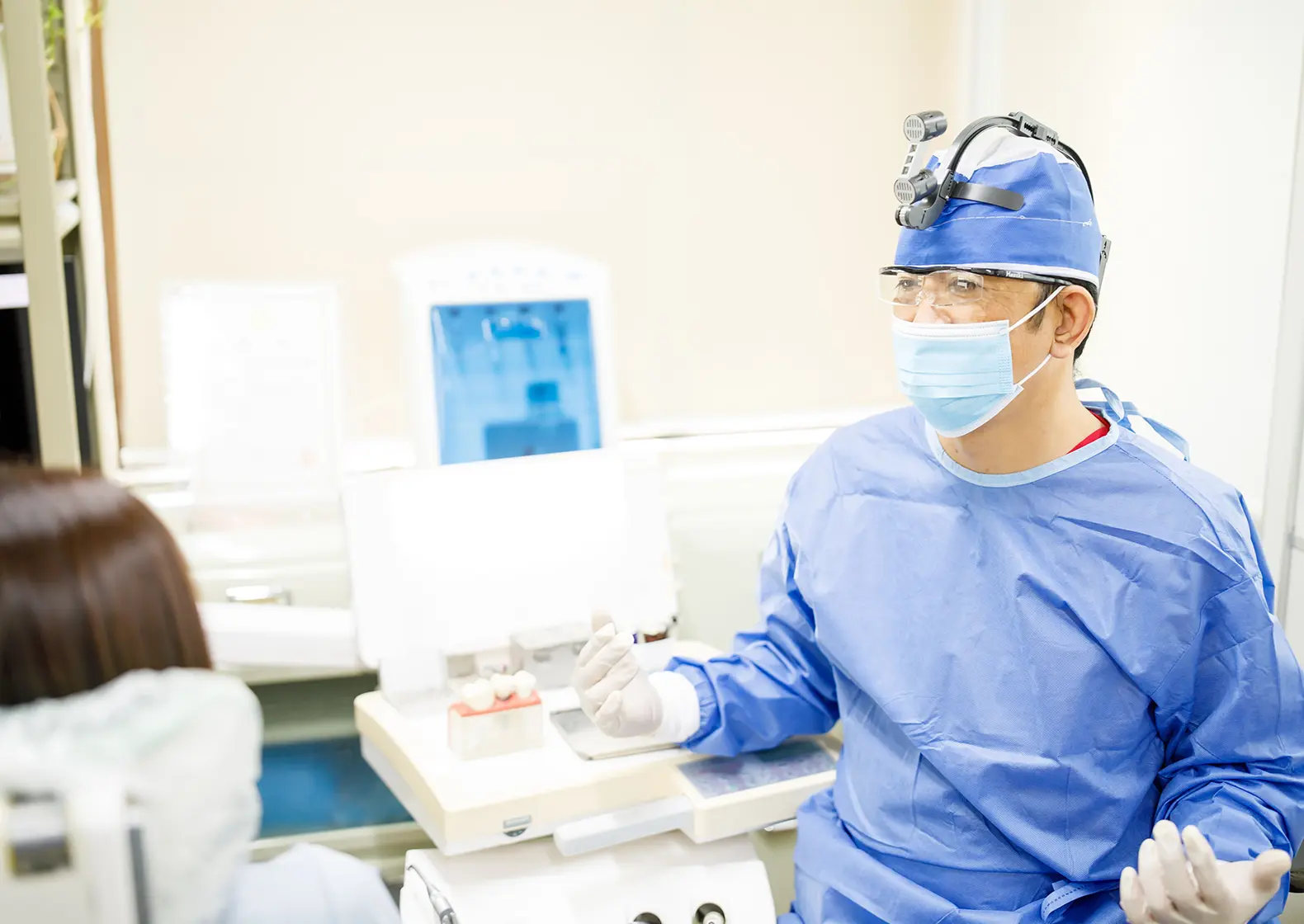 「質と技能」を認められた院長が責任をもってすべてのインプラント手術を担当します